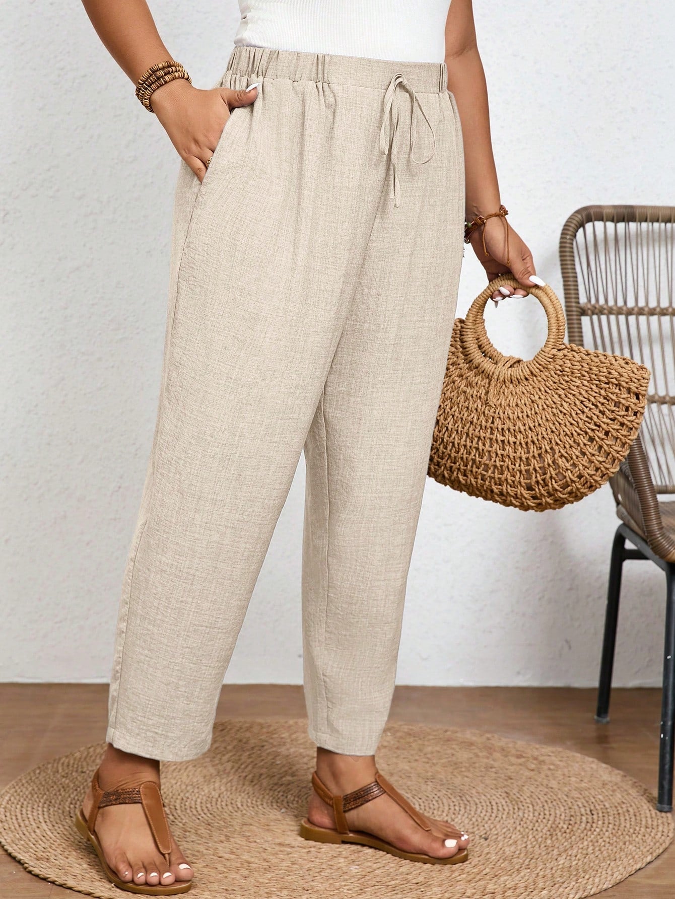 Calça Plus Size Casual com Cintura Elástica e Bolsos Diagonais