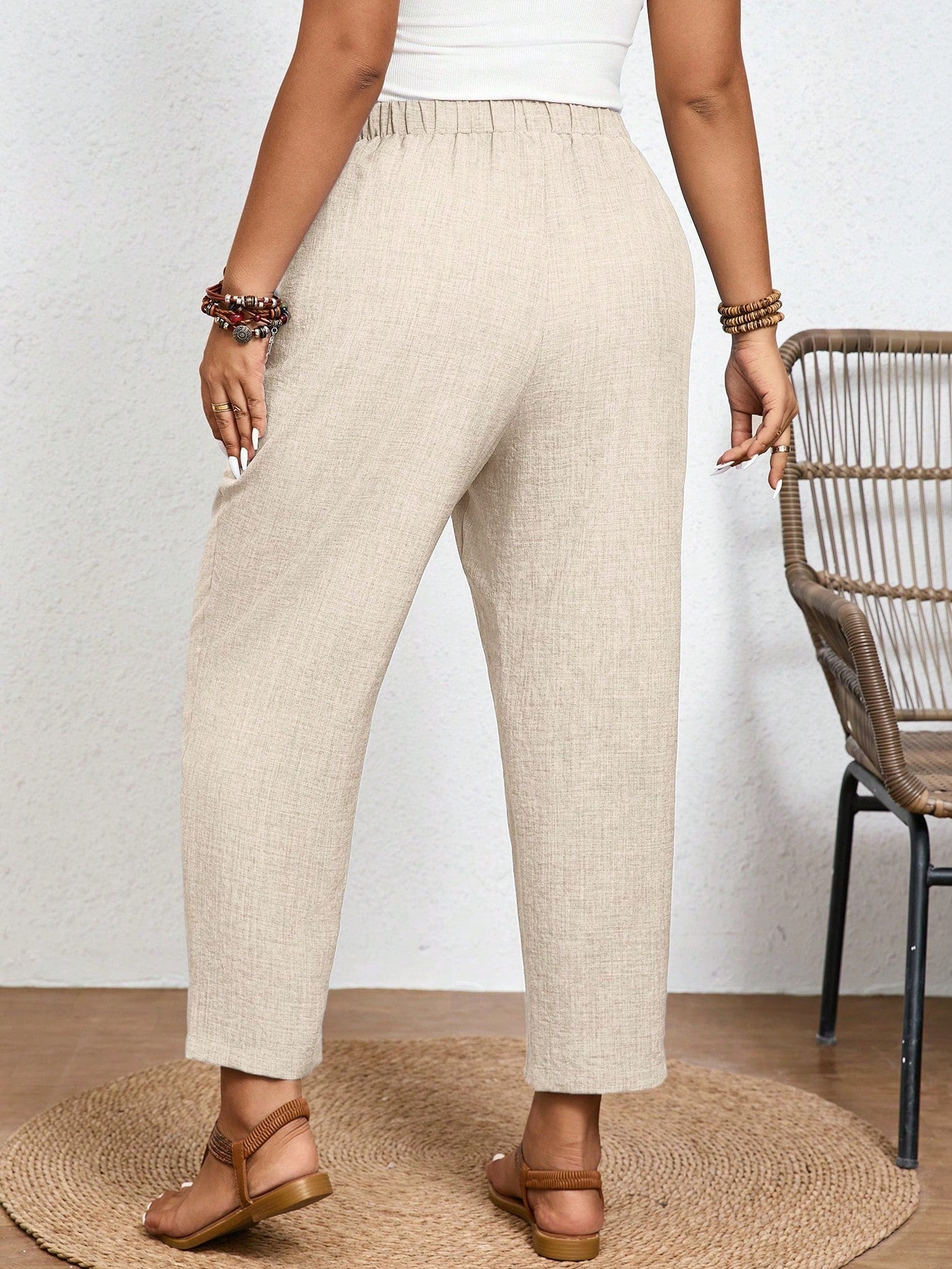 Calça Plus Size Casual com Cintura Elástica e Bolsos Diagonais