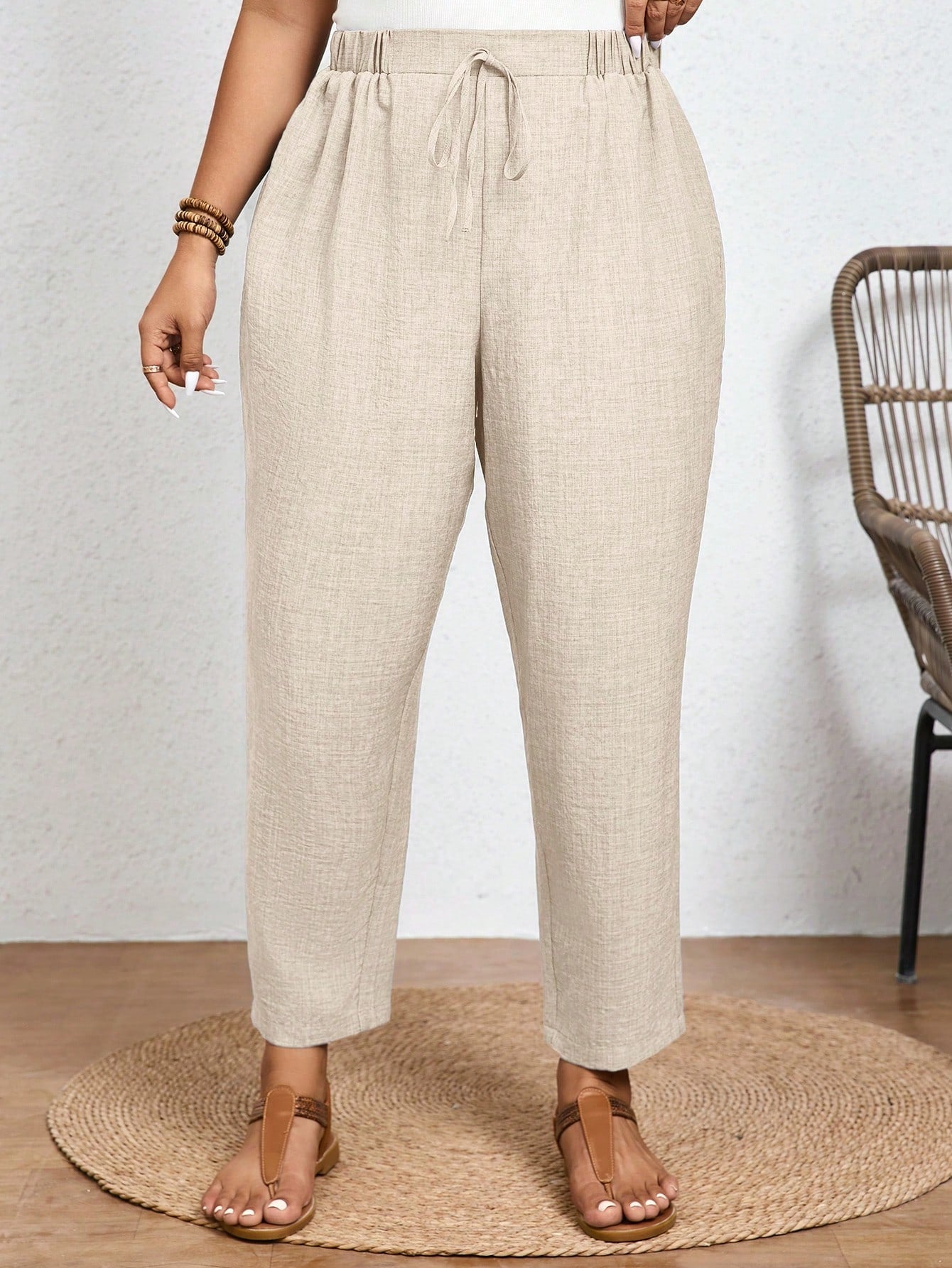 Calça Plus Size Casual com Cintura Elástica e Bolsos Diagonais