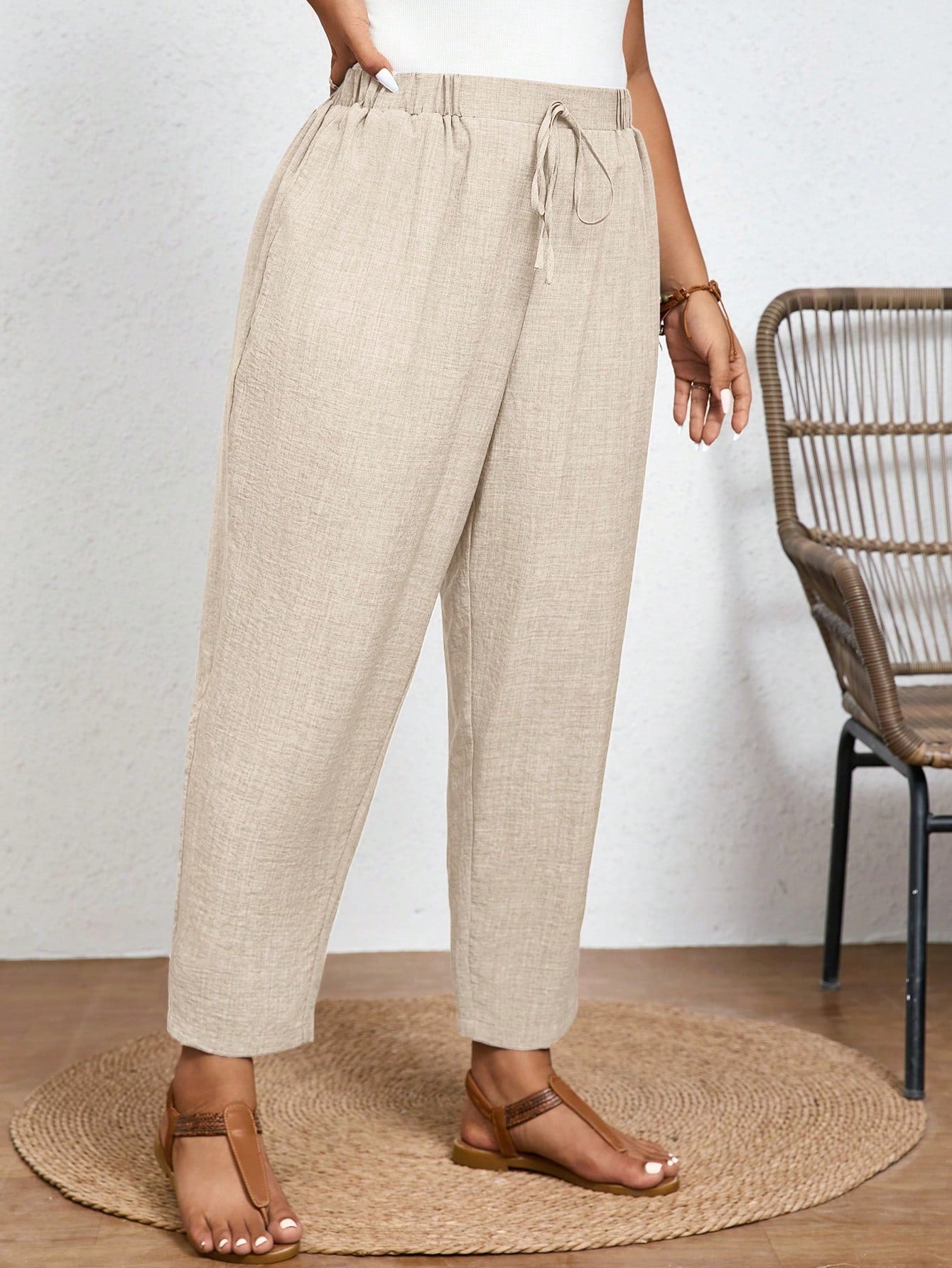 Calça Plus Size Casual com Cintura Elástica e Bolsos Diagonais