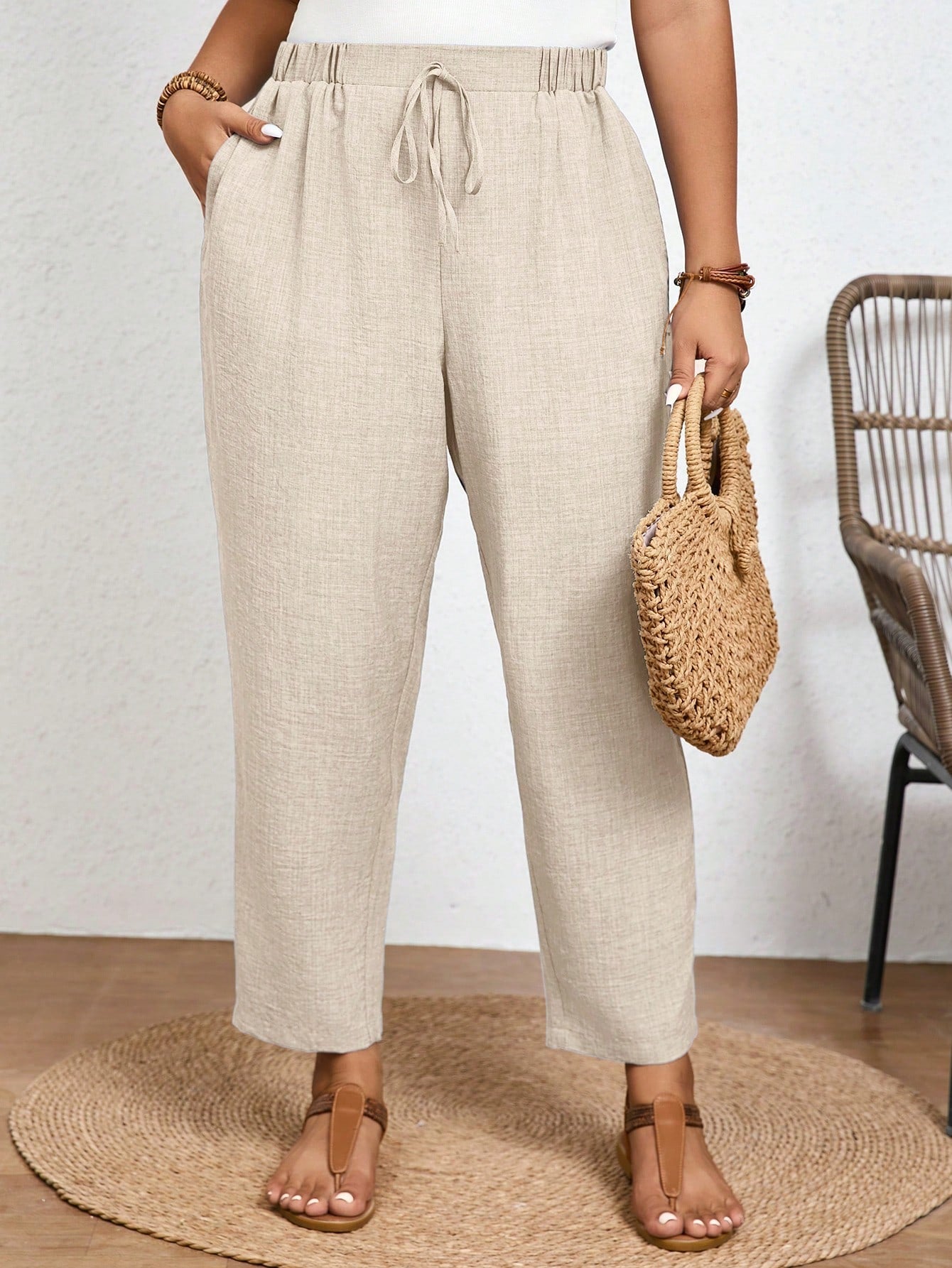 Calça Plus Size Casual com Cintura Elástica e Bolsos Diagonais