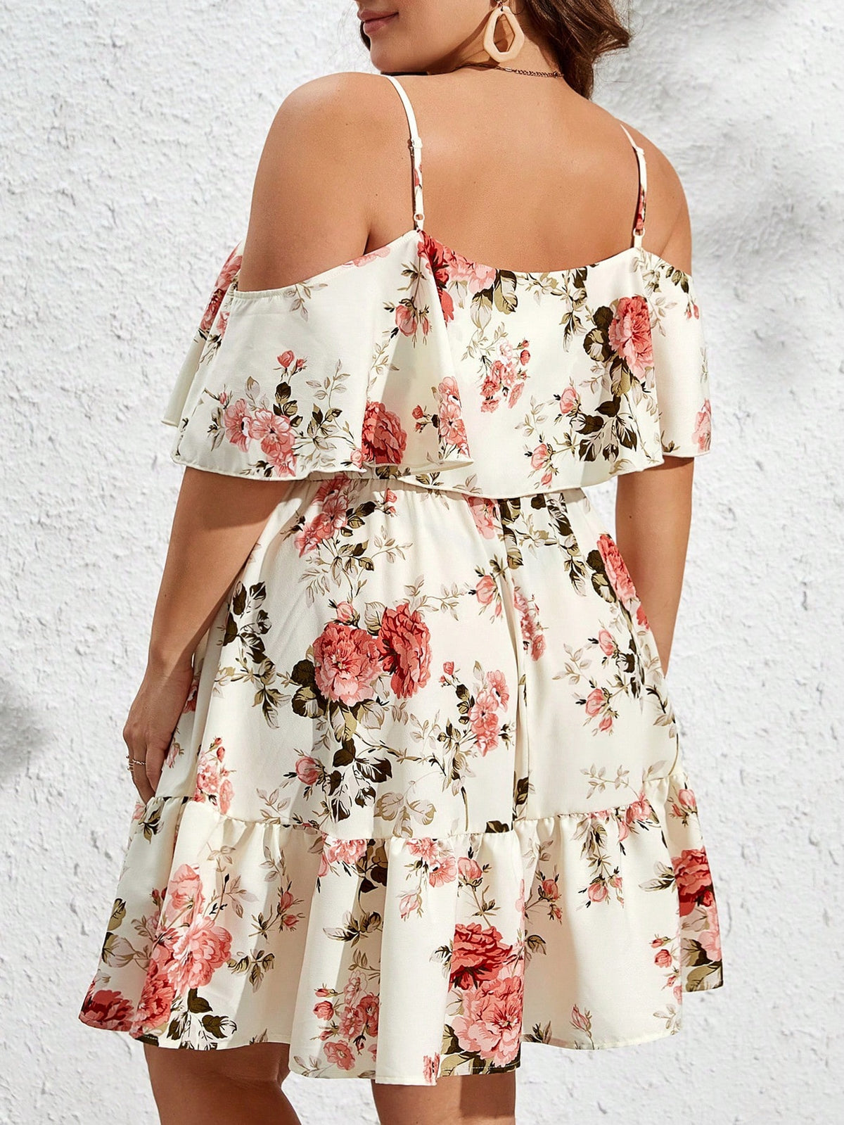 Vestido Plus Size Floral com Ombro Frio e Bainha com Babados