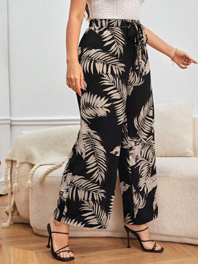 Calça Soltinha Plus Size Estampa em Folhas