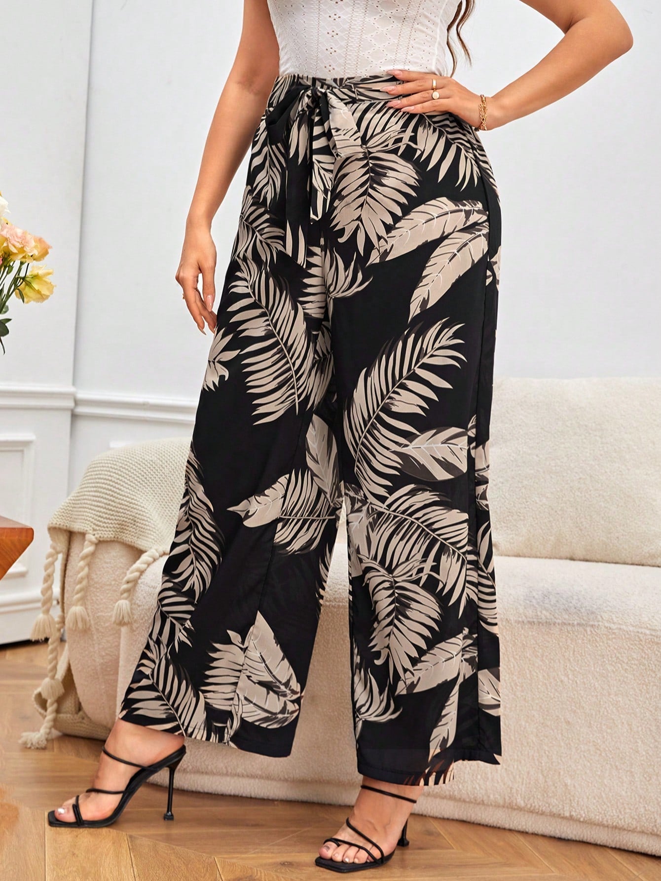 Calça Soltinha Plus Size Estampa em Folhas