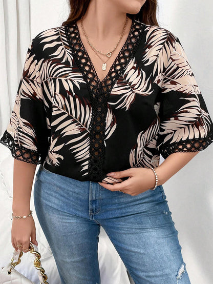 Camisa Plus Size Estampada Folhas  Gola e Manga Rendada