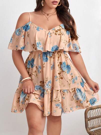 Vestido Plus Size Floral com Ombro Frio e Bainha com Babados