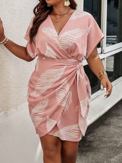Vestido Envoltório Plus Size Tropical com Manga Morcego e Nó Lateral