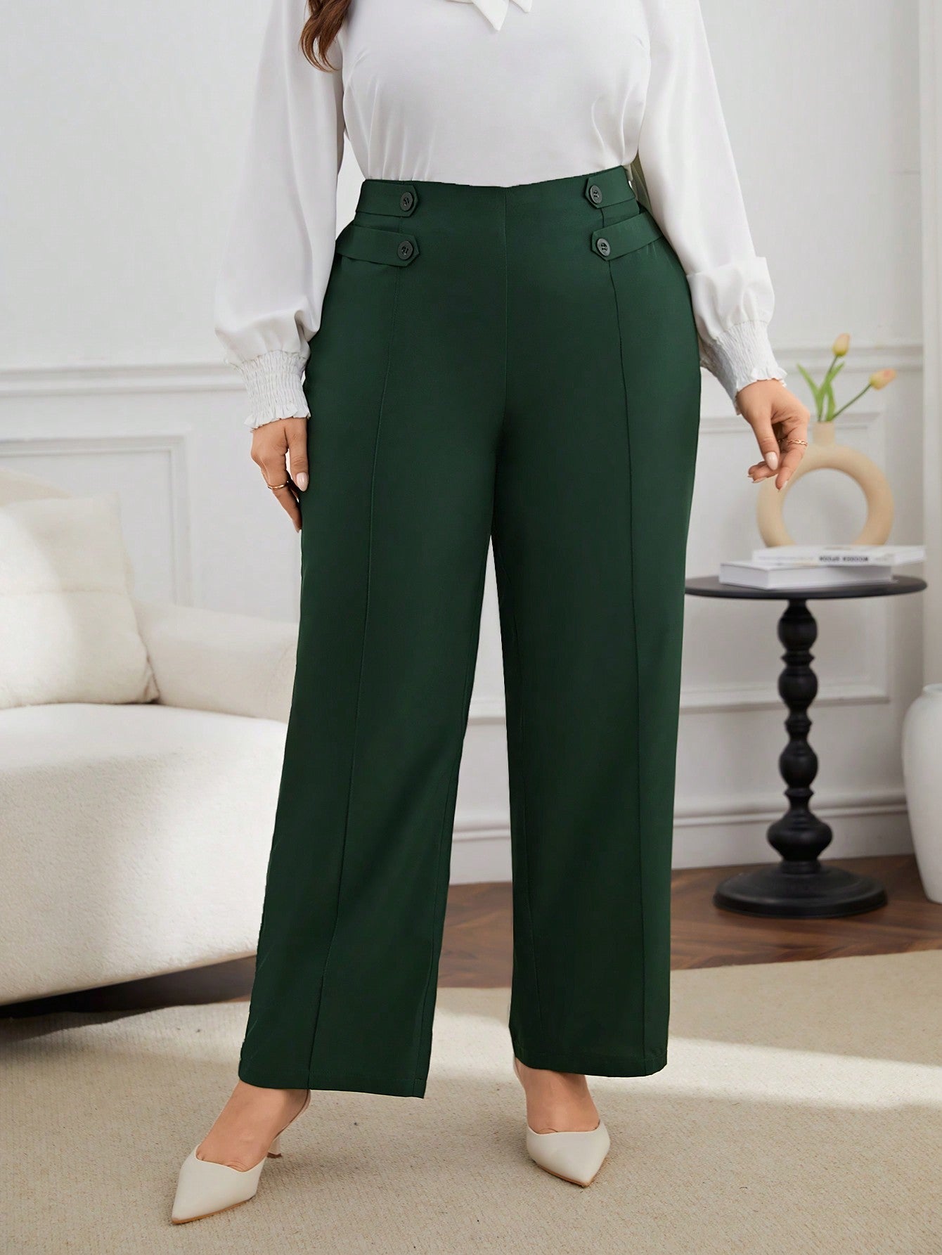 Calça Reta Plus Size Feminina com Botões