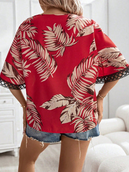 Camisa Plus Size Estampada Folhas  Gola e Manga Rendada