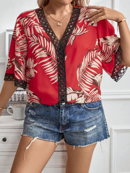 Camisa Plus Size Estampada Folhas  Gola e Manga Rendada