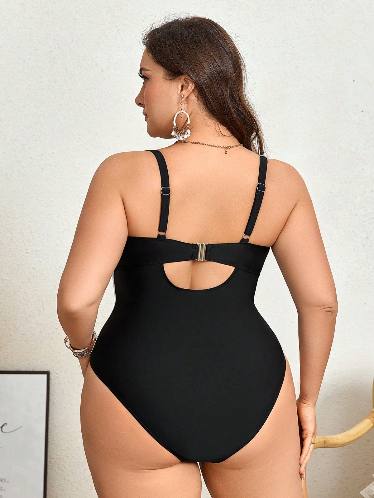 Maiô Plus Size em Preto e Branco – Elegância e Modernidade para a Praia e Piscina