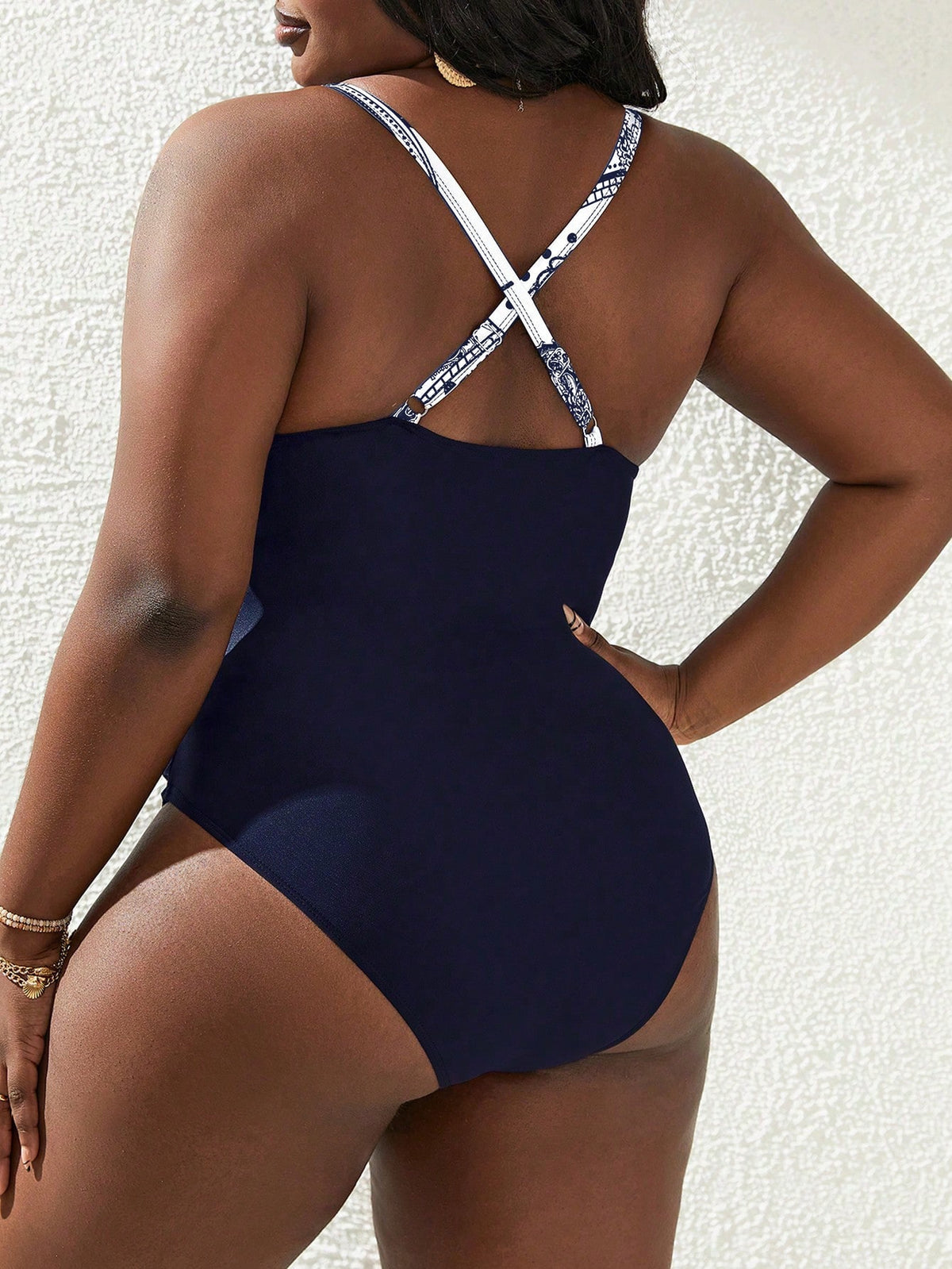 Maiô Plus Size com Estampa Paisley e Tribal – Ideal para Férias de Verão na Praia