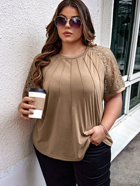 Blusa Manga Curta com  Renda e Babados Plus Size