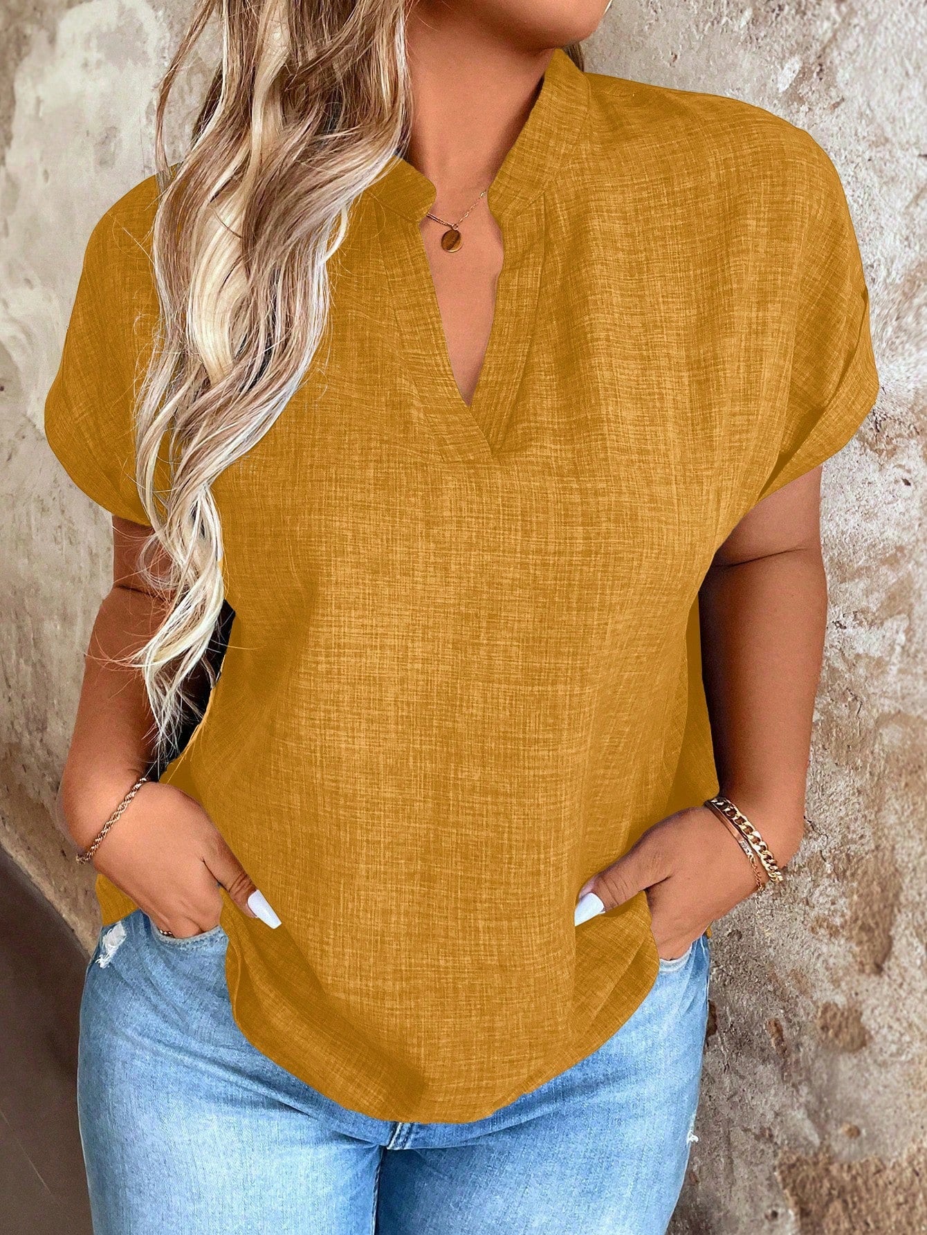 Camisa Plus Size Decote em V Manga Curta