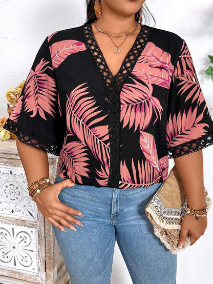 Camisa Plus Size Estampada Folhas  Gola e Manga Rendada