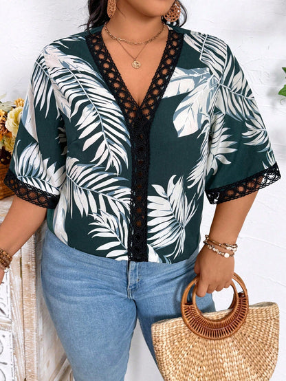 Camisa Plus Size Estampada Folhas  Gola e Manga Rendada
