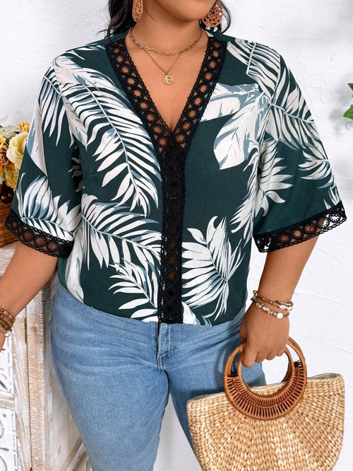 Camisa Plus Size Estampada Folhas  Gola e Manga Rendada
