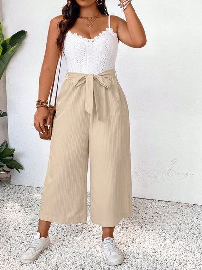 Macacão Plus Size de Alças Finas com Laço e Cinto - Exclusivo para o Verão