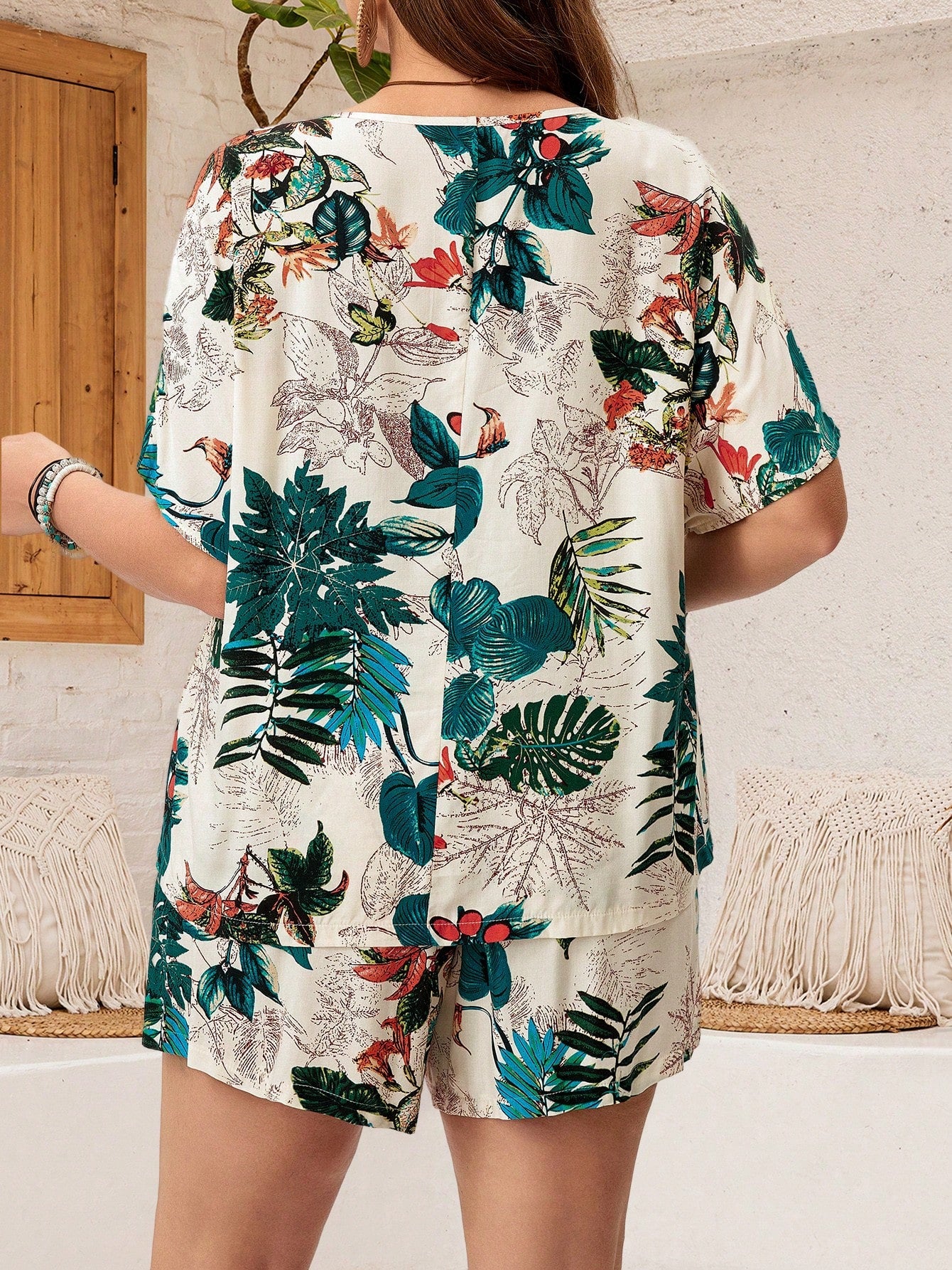 Conjunto Tropical Plus Size – Blusa de Manga Curta e Shorts