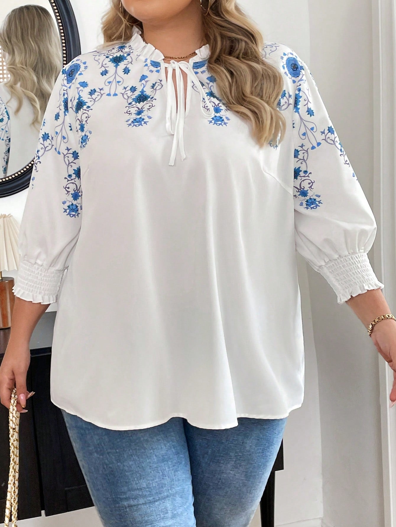 Blusa em Babado com Punhos Franzidos Plus Size