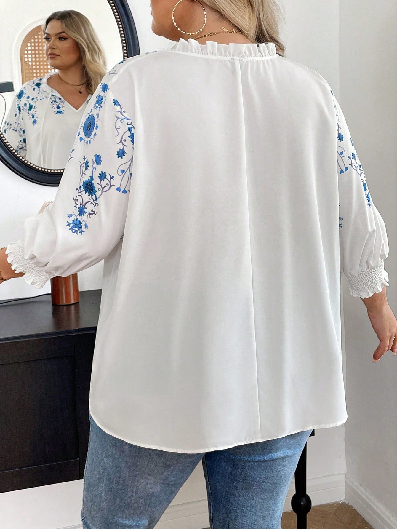 Blusa em Babado com Punhos Franzidos Plus Size