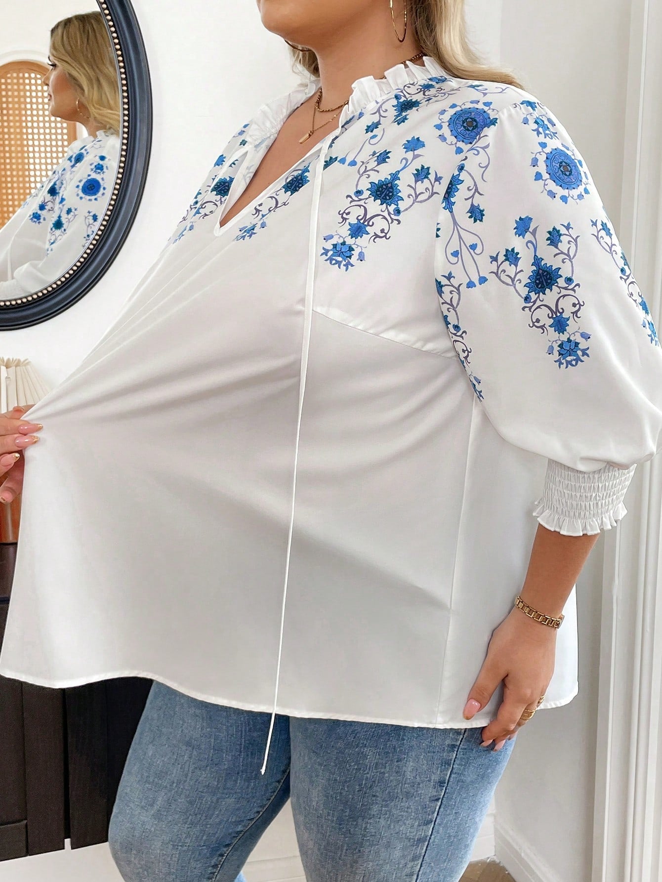 Blusa em Babado com Punhos Franzidos Plus Size