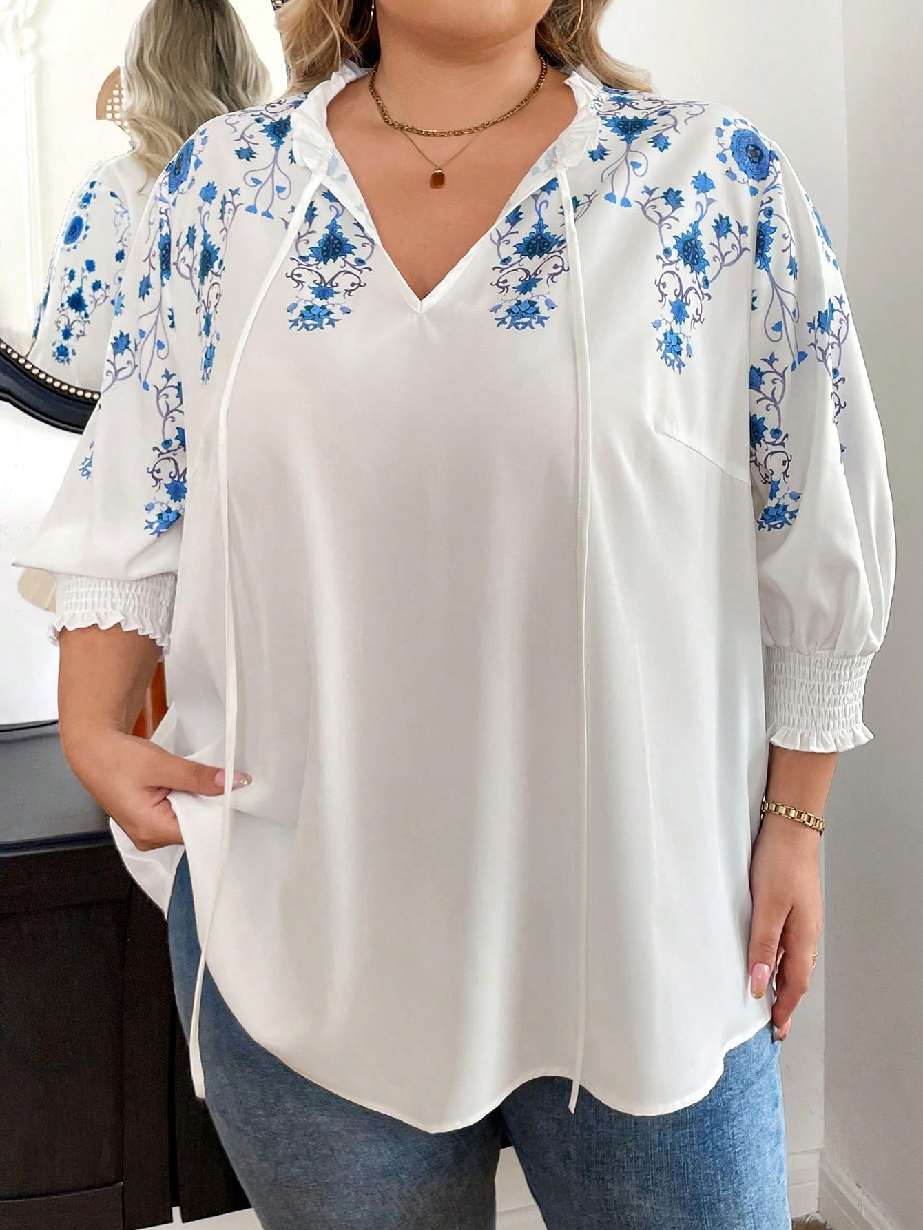 Blusa em Babado com Punhos Franzidos Plus Size