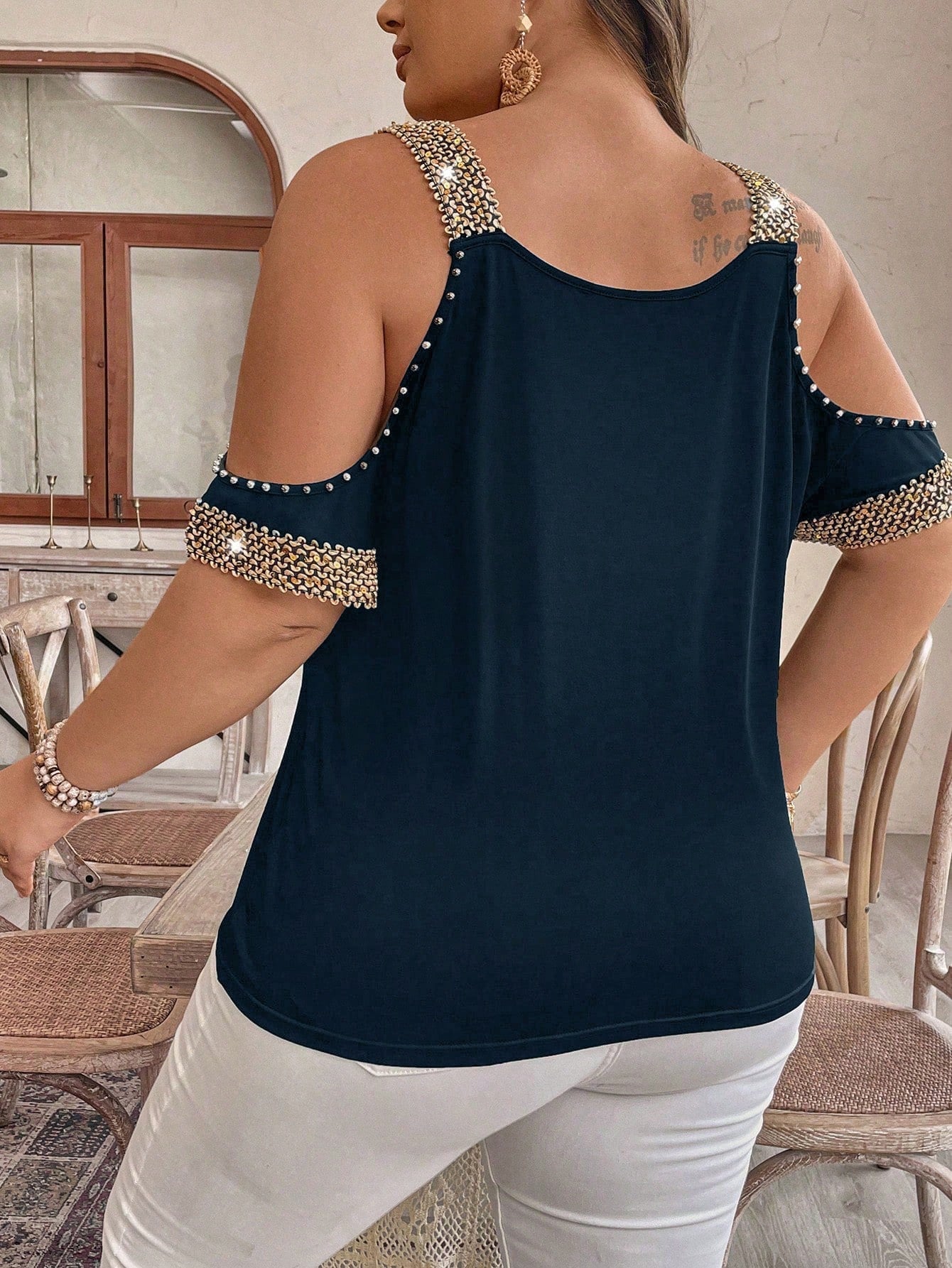 Camiseta Reluzente Plus Size – Charme e Conforto com Detalhes em Lantejoulas