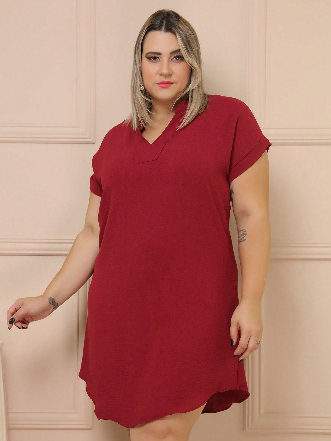 Vestido Curto liso Plus Size Manga Curta Gola V